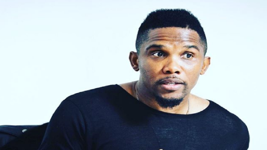 Samuel Eto’o donne un coup de poing à un jeune à Douala