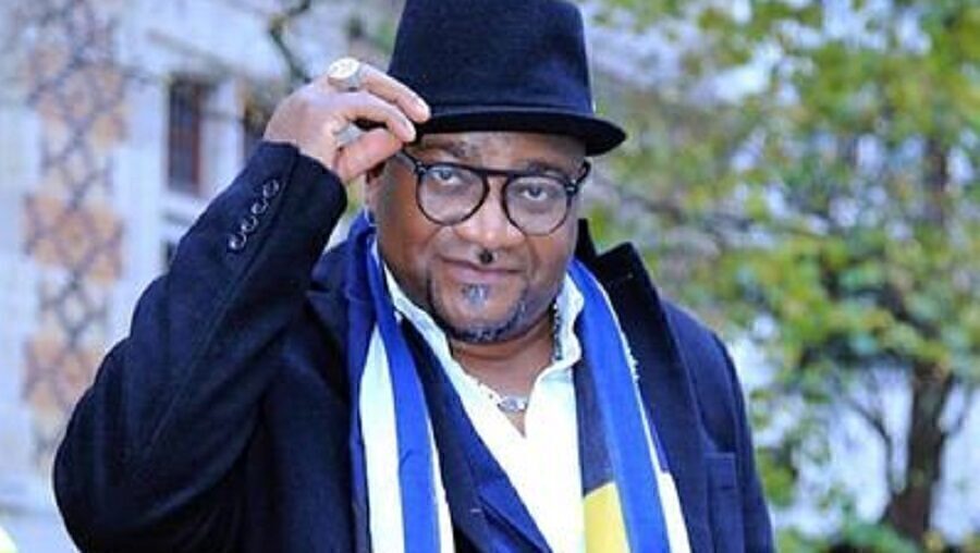 Papa Zoé: de chanteur à écrivain